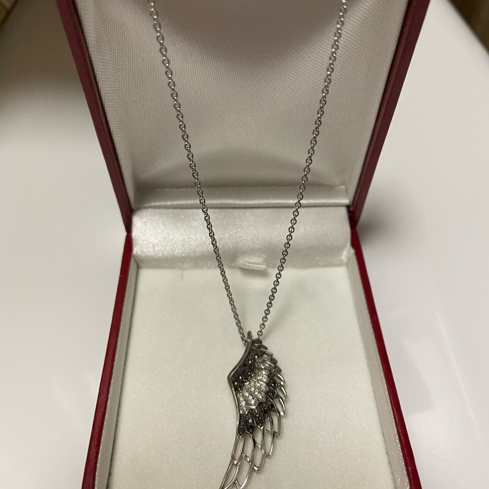 Silver with little diamonds wing necklace